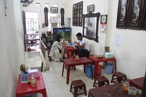 Bà Nội tâm sự, bà muốn bán thêm nhiều món ngoài bánh đúc, cũng là muốn đáp ứng nhu cầu ngày càng đa dạng của khách hàng. Tuy nhiên, bà chủ yếu bán những món dân dã, phù hợp với số đông và cũng muốn giữ gìn những món ăn gắn liền với miền quê thuở nào.