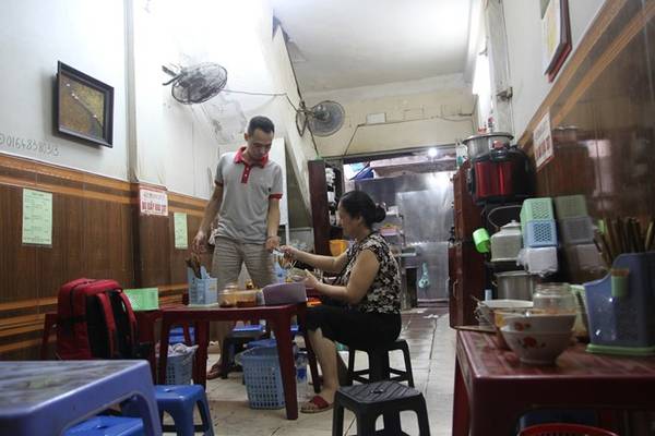 quan-banh-duc-30-nam-ngon-nuc-tieng-ha-thanKhách hàng đến với quán trong ngõ nhỏ bất kể thời điểm nào trong ngày, bất kể mùa nào. Mùa hè quán đã đông, mùa đông lại càng nhiều khách. Tầng 2 của căn nhà cũng được tận dụng làm chỗ ngỗi cho khách. Rất nhiều người nổi tiếng đến thưởng thức quán bánh đúc trứ danh của bà.