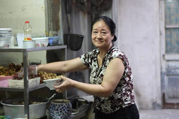 Khách hàng của quán đủ mọi tầng lớp, lứa tuổi. Có người là khách quen của quán từ thuở nhỏ, từ hàng chục năm nay. Ngày ngay, quán thu hút rất nhiều bạn trẻ đến trải nghiệm và thưởng thức như một trong những món ăn ngon, bổ, rẻ và nổi tiếng Hà Nội.