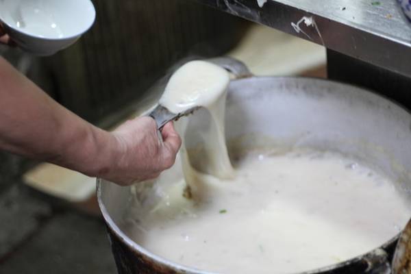 Bánh đúc được bà làm bằng đúng cách truyền thống với vị thơm ngon có tiếng.