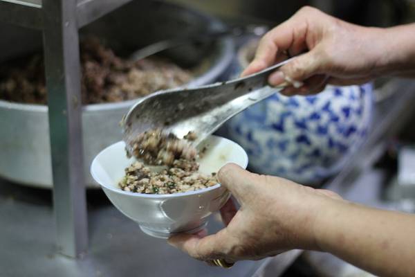Bánh đúc của bà vẫn giữ được hương vị hàng chục năm qua. Nhiều khách hàng đến không chỉ ăn cho no mà còn để ngắm lại, hồi tưởng lại món bánh nổi tiếng gắn liền với một thời kỳ khốn khó.