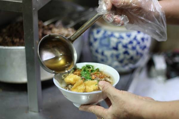Quán bánh đúc 30 năm ngon nức tiếng Hà thành