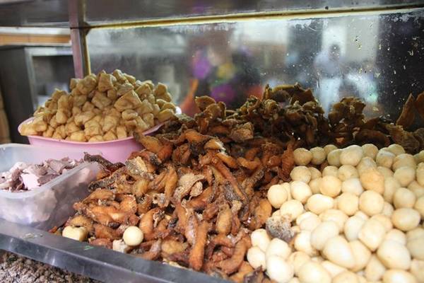 Giá bánh đúc chỉ 15.000 đồng một bát, khá rẻ so với những món quà vặt hiện nay. Ăn bát bánh đúc vừa ấm, vừa cảm thấy gần như no bụng.