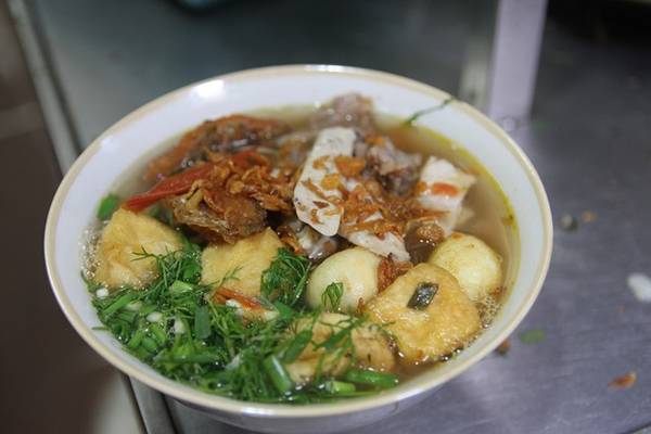 Trước khi quán nằm ở vỉa hè, mấy năm gần đây bà chuyển quán vào trong ngõ. Không gian rộng rãi hơn nên bà có điều kiện bán thêm những món ăn khác. Các món đều dân dã và dễ ăn.