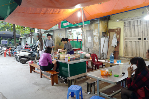 Quán bánh đúc Hà Nội nhỏ nằm ở khu tập thể nhưng được nhiều khách biết tới.