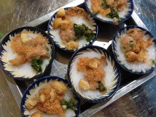 Khay bánh bèo chất lượng đủ cho 1 người ăn có giá 18.000 đồng