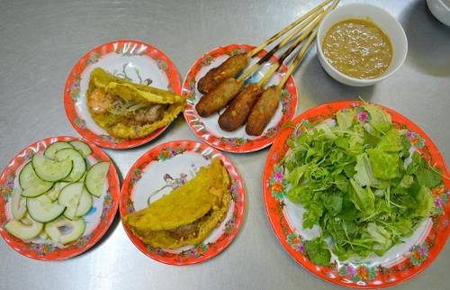 Bánh khoái Thượng Tứ giòn rụm thơm ngon ăn kèm nước lèo gia truyền