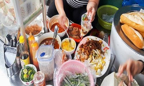 Thực khách xếp hàng mua bánh mì chấm Nha Trang