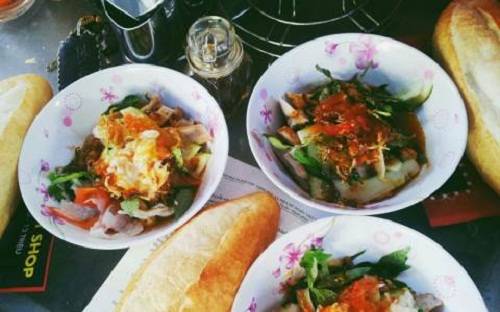 Chén nước sốt bánh mì chấm Nha Trang đầy ắp topping