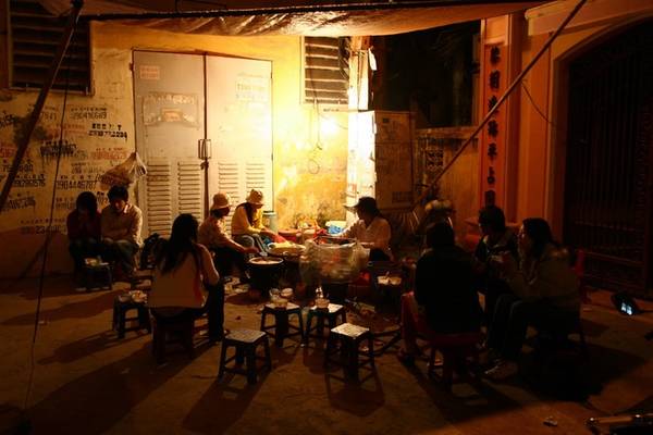 Quán bánh rán chị Hoa không biển hiệu vẫn đông khách