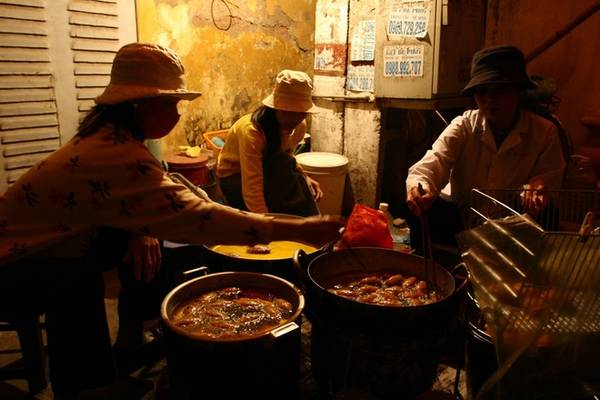 Đội ngũ quán bánh rán chị Hoa