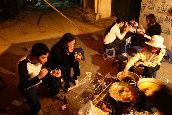 Khách hàng quán bánh rán chị Hoa