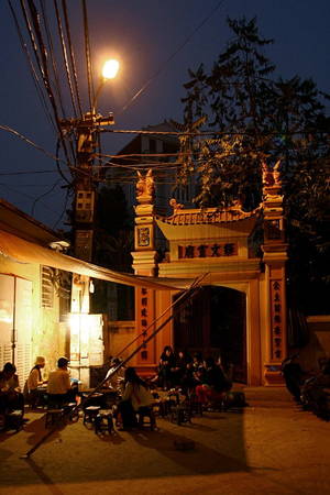 Quán bánh rán nổi tiếng này đến nay đã mở được 28 năm. Quán không có tên gọi riêng, mà mọi người vẫn quen gọi là “bánh rán chị Hoa” – theo tên chủ hàng. Điều đặc biệt nữa là quán cũng không có cửa hàng cố định mà bán lưu động ở những vị trí phù hợp trong mỗi thời kỳ; nhưng đều ở quanh khu vực chợ Bưởi. Trước khi chuyển về địa chỉ hiện tại, chị Hoa bán ở đường Thuỵ Khuê trước cổng trường mẫu giáo Bình Minh; còn nay quán nằm trong ngõ 242 đường Lạc Long Quân.