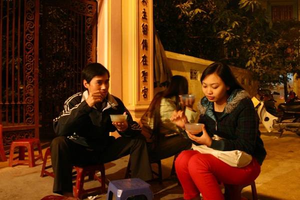 Anh Đức và chị Thu, khách hàng quen của quán cho biết: Anh chị ăn bánh rán hàng chị Hoa từ hồi cùng học cấp 3, rồi sau kết hôn với nhau, tới nay có con 11 tuổi vẫn dẫn con đi ăn bánh rán. Ngày ấy bánh rán mặn có 1.500 đồng/ đôi, nay giá đã là 7.000 đồng một chiếc. Bà chủ ở tuổi ngoài đôi mươi nay đã thành trung niên. Nhiều khách hàng quen lâu năm thích món này không thể bỏ, và cũng gắn bó luôn với quán hàng giản dị và đậm chất Hà Nội bình dân.