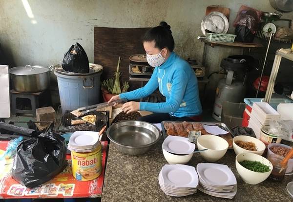 Quán bánh tráng kẹp Sài Gòn nằm trong hẻm 209 Tôn Thất Thuyết, quận 4