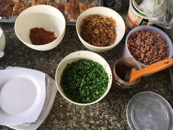 Cách ăn bánh tráng kẹp Sài Gòn với nước chấm ngọt