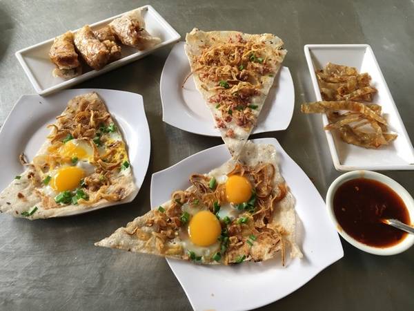 Pate theo dạng khô, hơi giống thịt băm, hành phi, hành lá là nguyên liệu làm nên món bánh kẹp pate giòn, món ăn vặt độc đáo của Đà Nẵng.