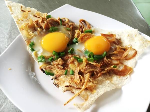 Bánh kẹp khô bò giòn và bánh pate mềm có vị hơi cay. Theo nhiều thực khách, bánh nhỏ, dễ ăn, mỗi người thưởng thức được nhiều món khác nhau.