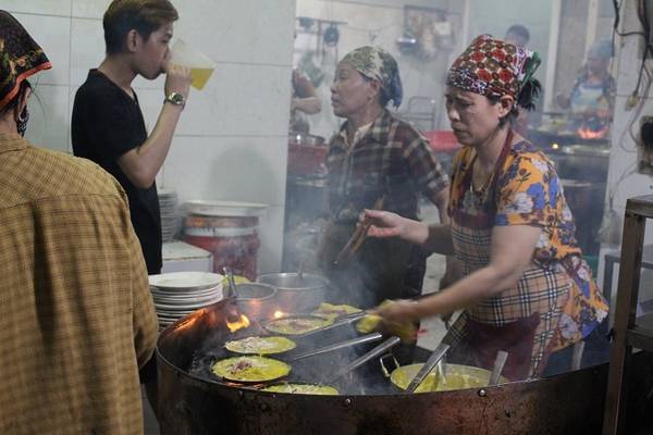 Bánh xèo bà Dưỡng Đà Nẵng nổi tiếng với đĩa bánh vàng ruộm kèm rau sống