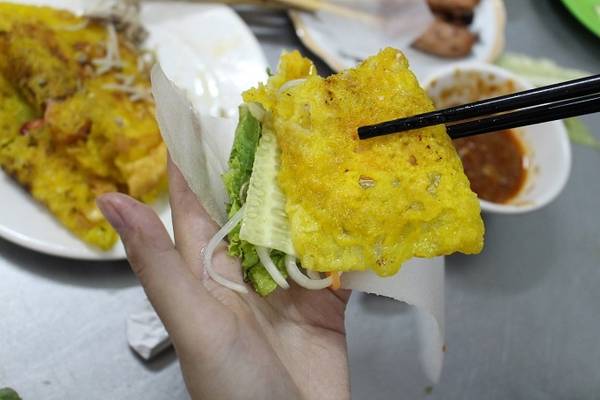 Bánh xèo bà Dưỡng Đà Nẵng ăn kèm rau sống và nước chấm