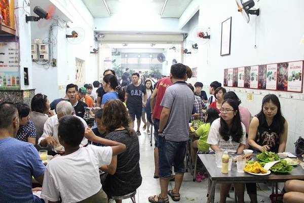 Hầu hết nhân viên phục vụ trong quán đều là con cháu trong gia đình. Mặc dù số lượng được huy động hơn 30 người nhưng vẫn không đủ để phục vụ lượng khách ra vào tấp nập vào buổi tối. Quán bắt đầu mở cửa từ 9h sáng đến 22h nhưng có hôm 20h đã hết. Thực khách nên đến trước 5h chiều để tránh bất tiện phải đứng chờ hoặc ngồi ghép chỗ.