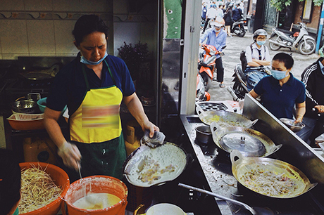Quán có khoảng 5-6 nhân viên phục vụ, bếp nằm ngay bên ngoài. Ảnh: Linh Sea.