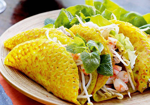 Du lịch Hà Nội ghé quán bánh xèo, nem lụi tấp nập thực khách ở phố Đội Cấn