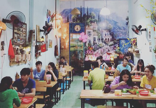 Quán bánh xèo nằm trên đường Nguyễn Hữu Tiến, phường Tây Thạnh, quận Tân Phú. Đây chỉ là quán ăn nhỏ, nhưng cứ đến cuối tuần, giới trẻ Sài Thành lại kéo đến chỉ để ăn bánh xèo của anh Hoàng.