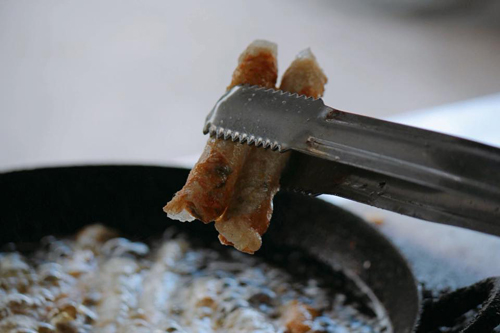 Bánh xèo tỏa ra mùi thơm phức, khi kẹp chung với bánh tráng cuốn và chấm nước mắm ăn vào, bạn sẽ cảm nhận được vị thơm ngon trong từng giọt.