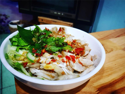 Quán chủ yếu phục vụ những món ăn truyền thống của người Quảng Ngãi. Một tô bún mắm đầy đủ sẽ có thịt, mít tươi, rau sống, ram bắp, nước mắm, bún và ớt. Anh Hoàng chia sẻ: “Quán không chỉ chú trọng chất lượng, giá cả bình dân mà còn đảm bảo vệ sinh để khách hài lòng”.