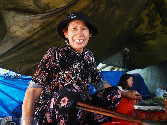 Hơn 20 năm trôi qua, quán bánh xèo thịt bò Gia Lai của bà Nguyễn Thị Hoa (60 tuổi) là một trong những địa chỉ ăn sáng quen thuộc ở thành phố Pleiku (Gia Lai).