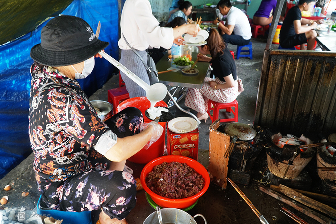 Bà Tám một mình đổ bánh xèo thịt bò Gia Lai liên hồi trên 8 chiếc chảo đất nung.