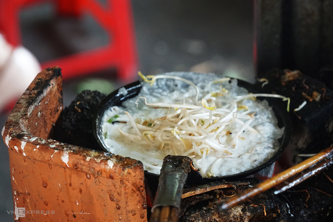 Cách đổ bánh xèo thịt bò Gia Lai của bà Tám giữ nguyên công thức miền Trung.