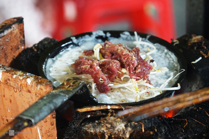 Thịt bò tươi là nhân chính của bánh xèo thịt bò Gia Lai tại quán bà Tám.