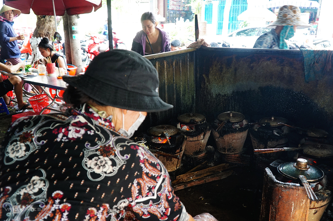 Mô hình tự phục vụ tại quán bánh xèo thịt bò Gia Lai ở Pleiku.