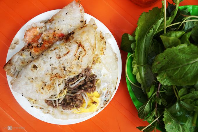 Bánh xèo thịt bò Gia Lai giòn rụm, nóng hổi khi ra lò.