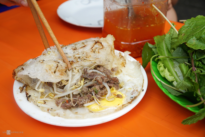 Quán bánh xèo thịt bò Gia Lai mở cửa từ 6h đến 12h tại đường Trần Bình Trọng.