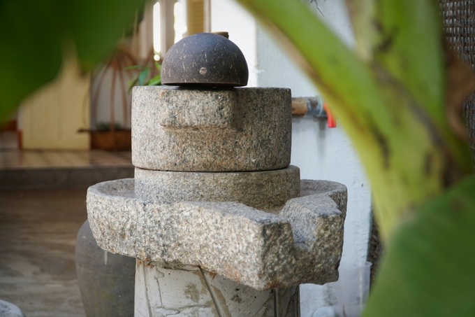 Đồ xưa trưng bày tại quán bánh xèo Quy Nhơn