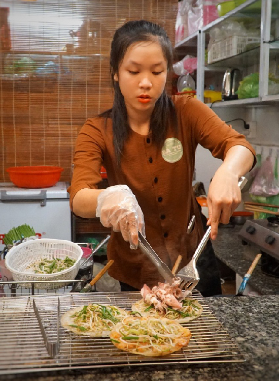 Gian bếp quán bánh xèo Quy Nhơn để thực khách xem chế biến