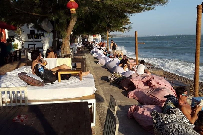 Dragon Beach Bar Mũi Né bắt đầu hoạt động từ năm 2012, quán bar view đẹp với ghế lười kê sát biển