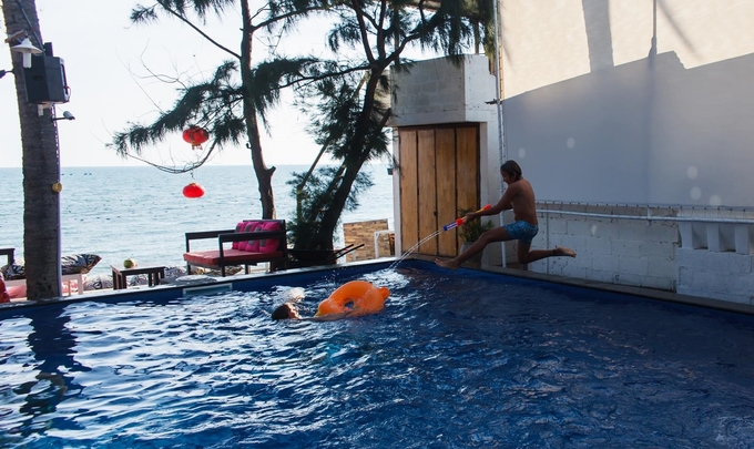 Khuôn viên Dragon Beach Bar Mũi Né có hồ bơi miễn phí và tổ chức pool party