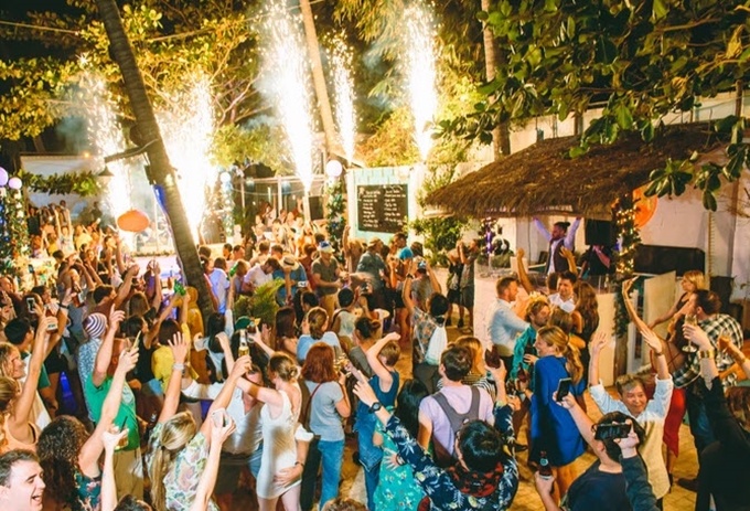 Dragon Beach Bar Mũi Né có DJ, nhạc điện tử và các trò chơi về đêm