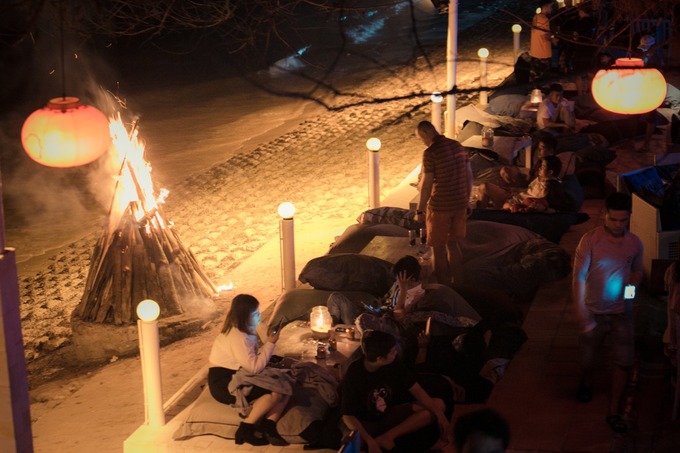 Khu ngồi sát bờ biển Dragon Beach Bar Mũi Né lung linh dưới ánh đèn