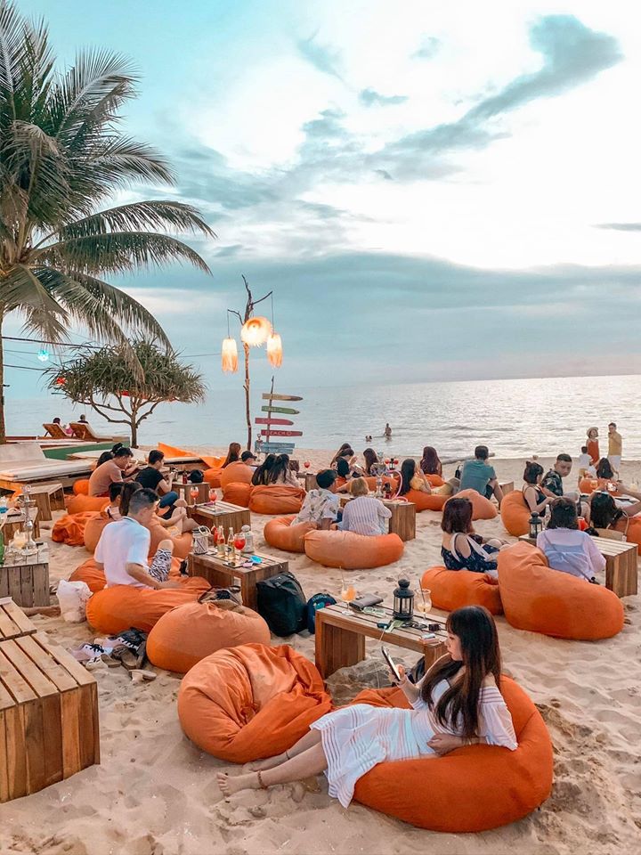 Hoàng hôn tại OCSEN Beach Bar Phú Quốc