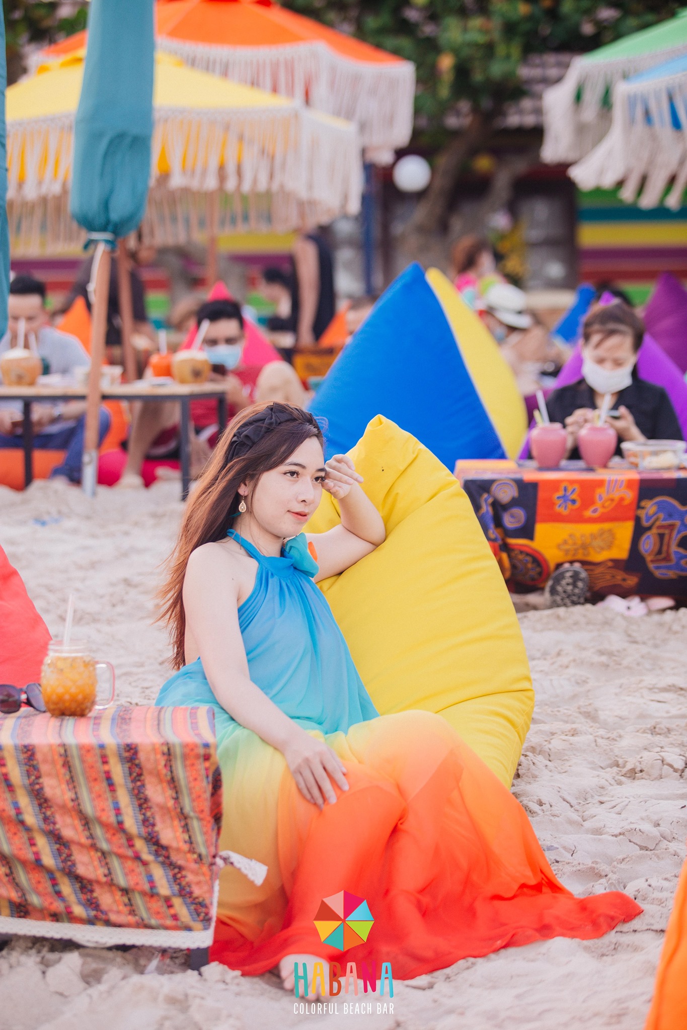 Không gian quán bar sát biển Habana Colorful Beach Bar