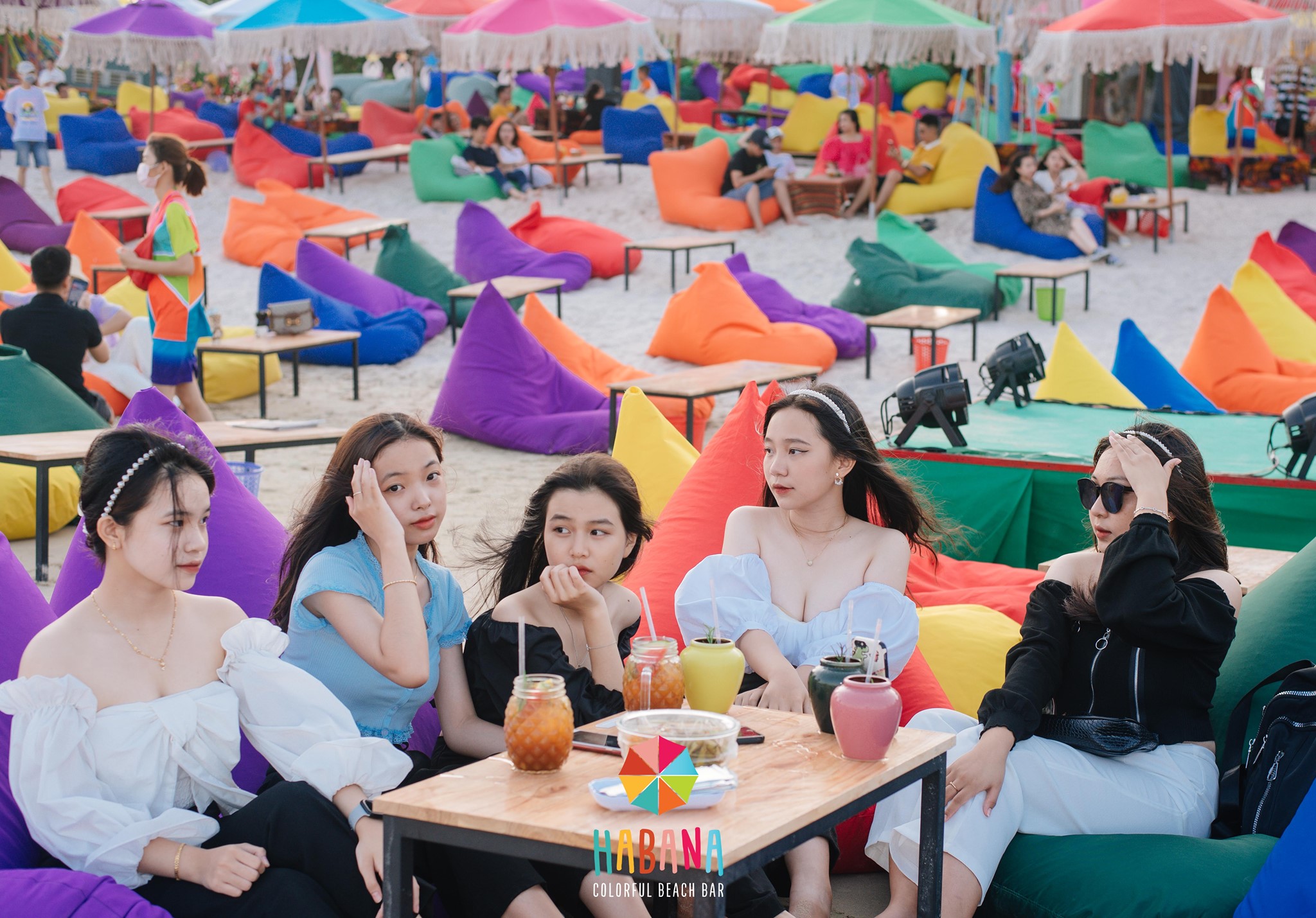 Không gian quán bar sát biển Habana Colorful Beach Bar