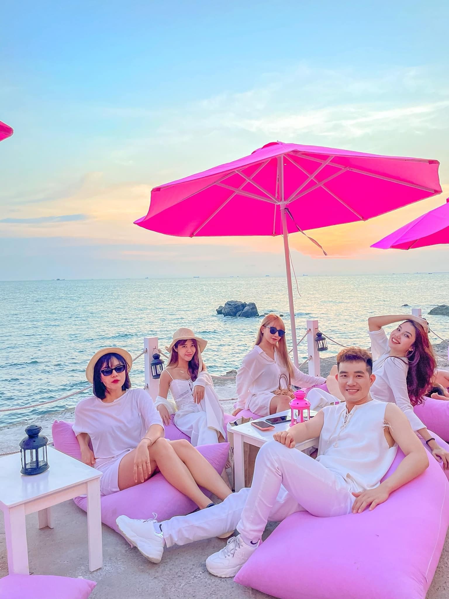 Không gian quán bar sát biển Aly Bella Beach