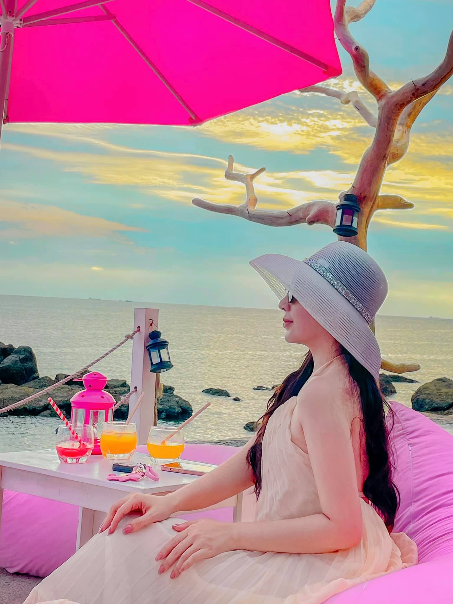 Không gian quán bar sát biển Aly Bella Beach