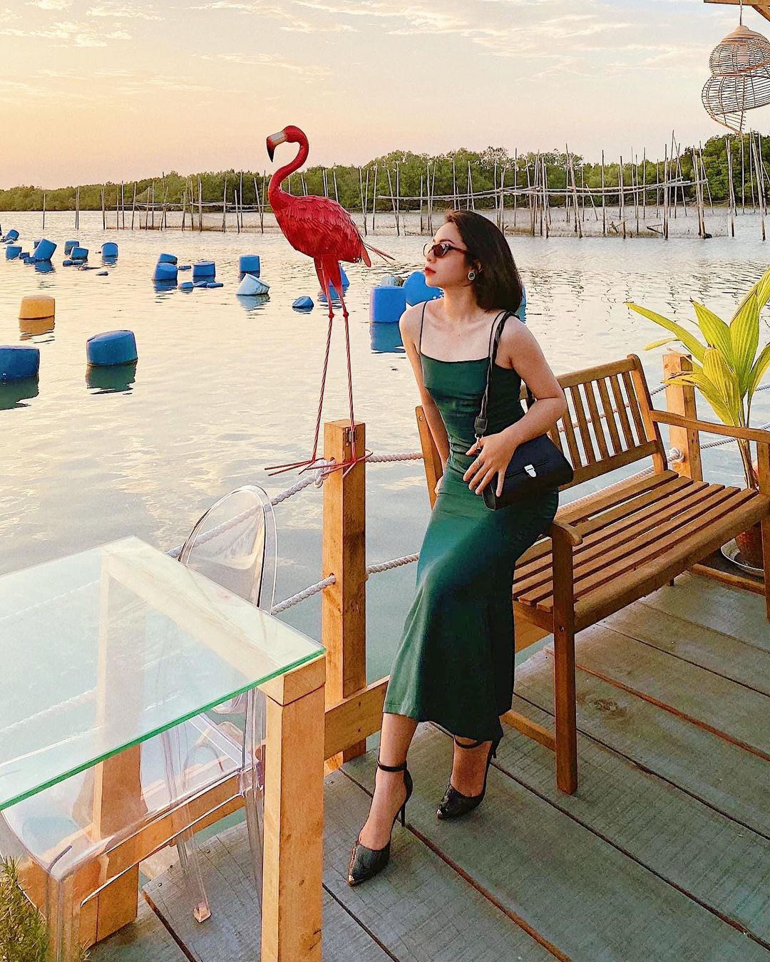 Không gian quán bar sát biển Đực Nhỏ Sunset