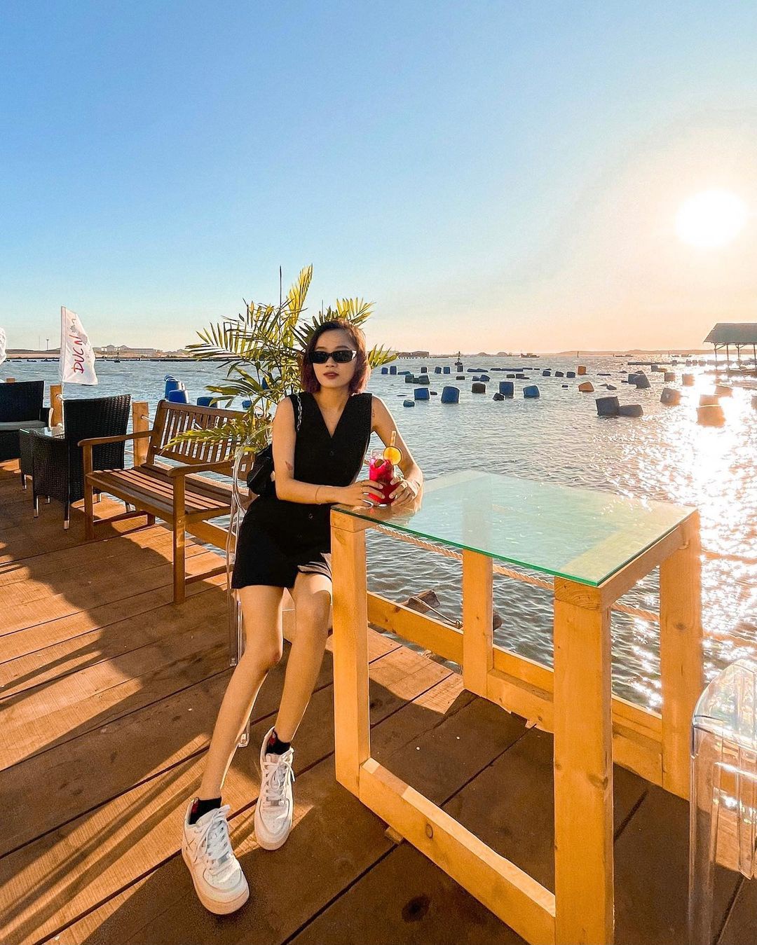 Không gian quán bar sát biển Đực Nhỏ Sunset
